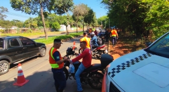 Prefeitura realiza blitz educativa para motociclistas sobre os perigos da direção em período chuvoso